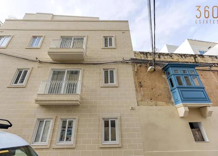 A Lovely 1Br Home With Balcony Just Off The Coast By 360 Estates