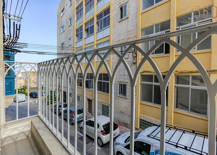 A Lovely 1Br Home With Balcony Just Off The Coast By 360 Estates