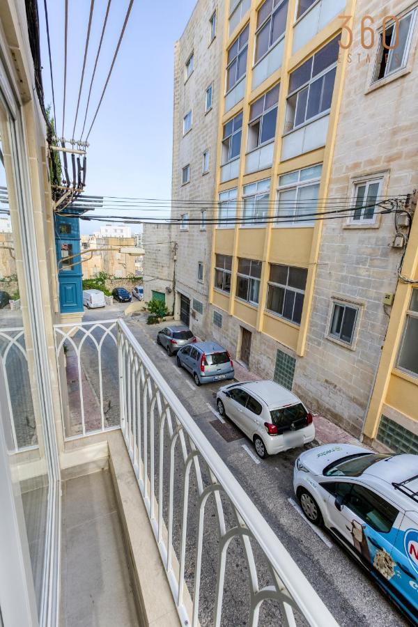 A Lovely 1br With Balcony Just Off The Coast By 360 Estates *