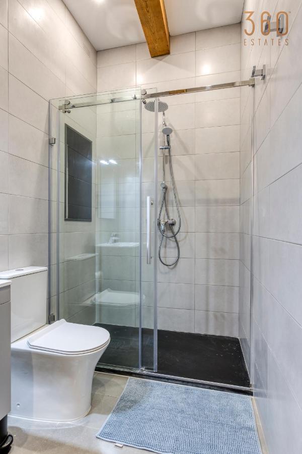 A Lovely 1br With Balcony Just Off The Coast By 360 Estates