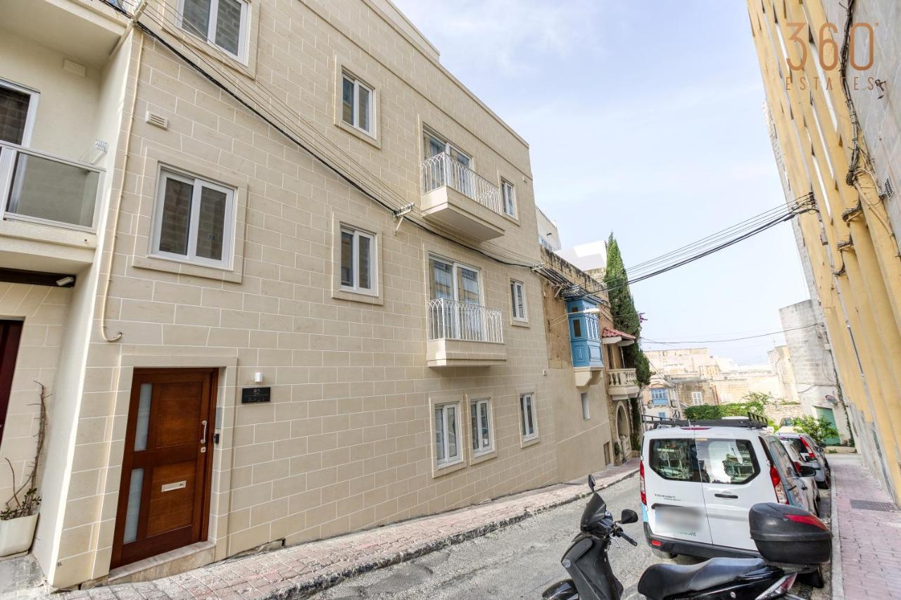 A Lovely 1br With Balcony Just Off The Coast By 360 Estates