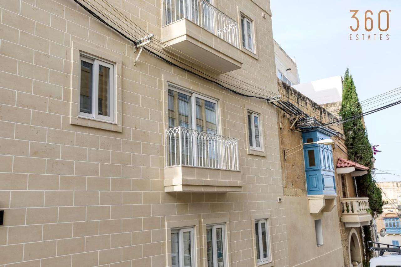 A Lovely 1br With Balcony Just Off The Coast By 360 Estates *